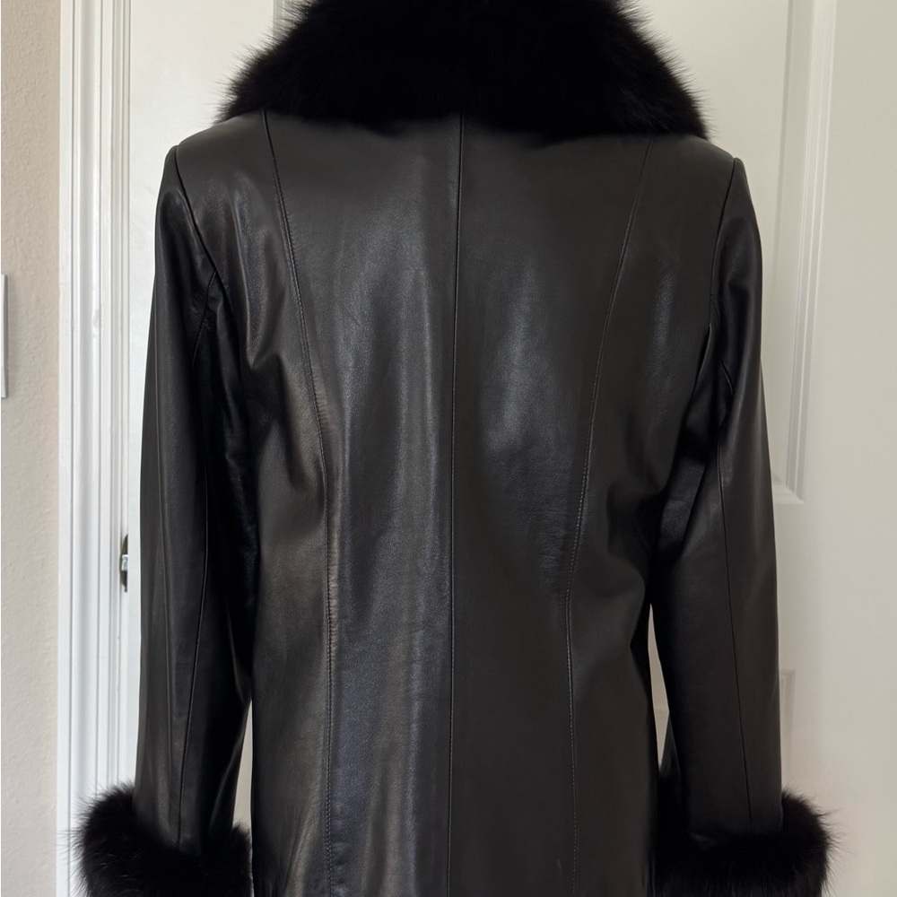 Luxurious Black Fur-Trimmed Leather Jacket - Picture 3 of 7